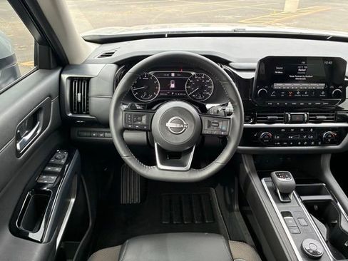 Certified 2025 Nissan Pathfinder SL w/ Black Appearance Package AWD/4WD image 17