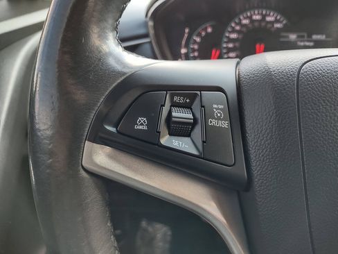 Used 2021 Chevrolet Trax LT w/ LT Convenience Package FWD image 15