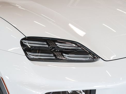 Certified 2025 Porsche Macan 4 Electric AWD/4WD image 27