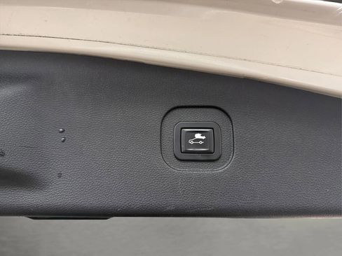 Used 2016 Chevrolet Equinox LTZ w/ Enhanced Convenience Package image 18