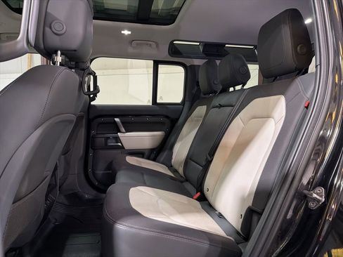 Used 2024 Land Rover Defender 110 X-Dynamic SE image 32