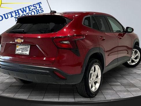 Used 2025 Chevrolet Trax LS w/ LS Convenience Package FWD image 7