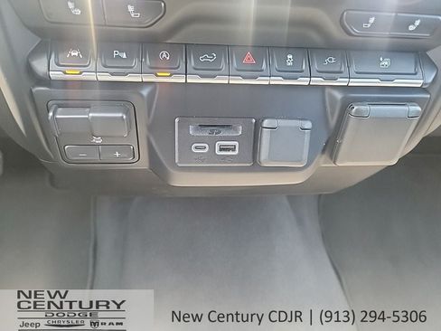 Used 2020 GMC Sierra 1500 SLT w/ Driver Alert Package II AWD/4WD image 16