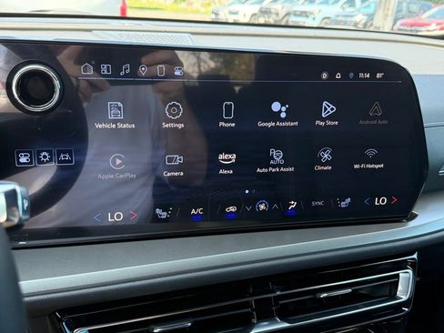 Used 2024 Chevrolet Traverse LT w/ Enhanced Driving Package image 51