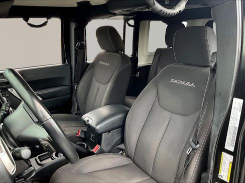 Used 2017 Jeep Wrangler Unlimited Sahara w/ Connectivity Group AWD/4WD image 21
