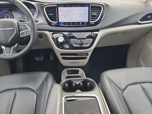Used 2024 Chrysler Pacifica Touring-L image 16