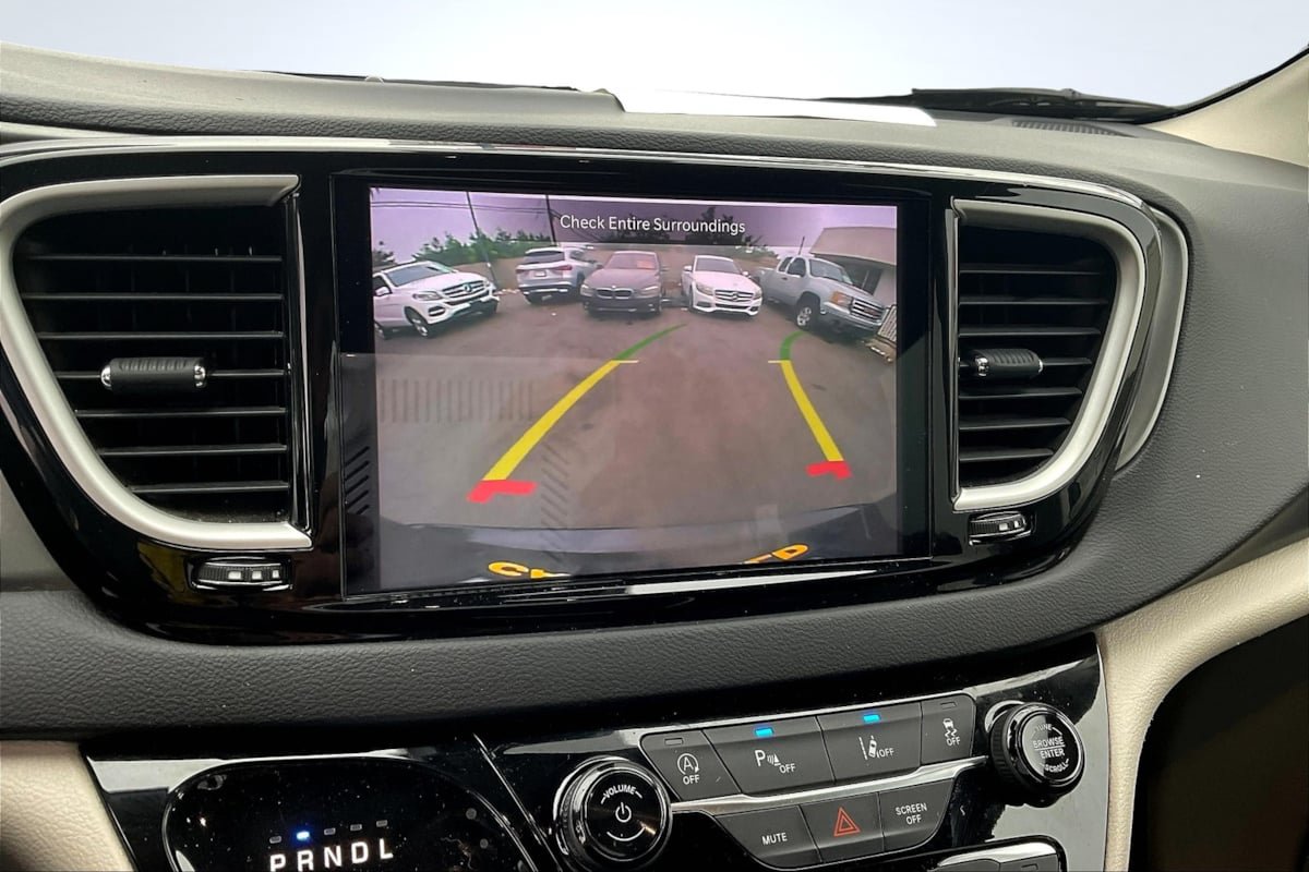Used 2022 Chrysler Pacifica Touring-L FWD image 21