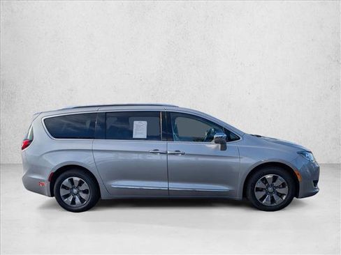 Used 2017 Chrysler Pacifica Platinum FWD image 4