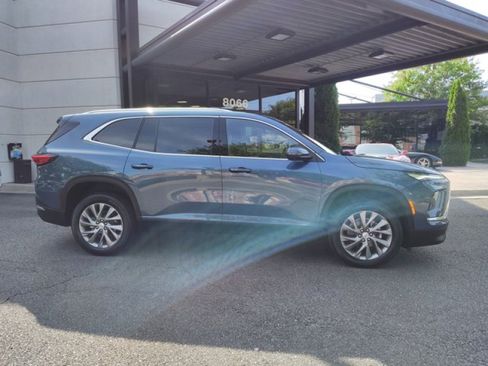 Used 2025 Buick Enclave Preferred AWD/4WD image 2