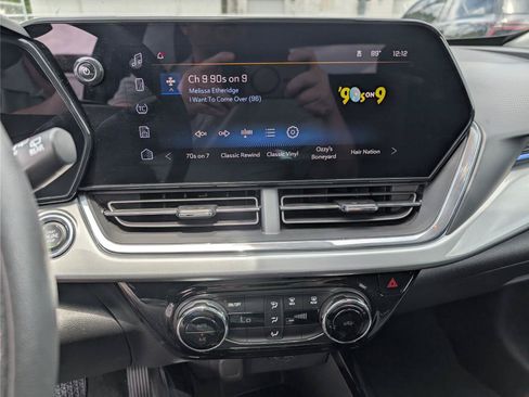 Used 2025 Chevrolet Trax LT FWD image 16