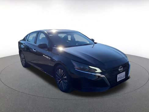 Used 2025 Nissan Altima 2.5 SV image 3