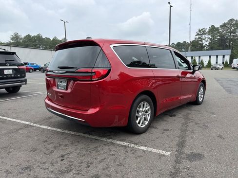 Used 2025 Chrysler Pacifica Select FWD image 5