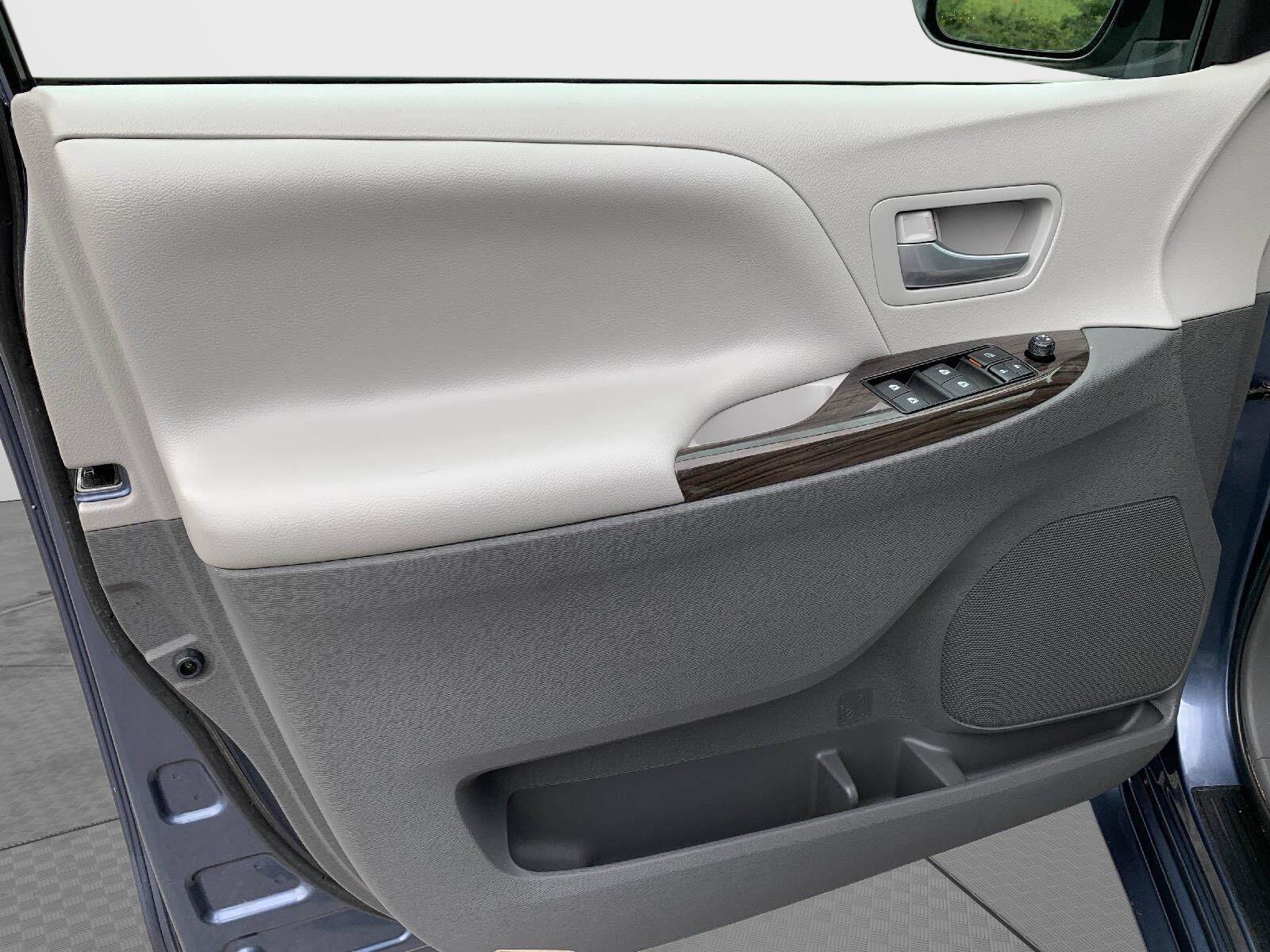 Used 2017 Toyota Sienna XLE Premium FWD image 10