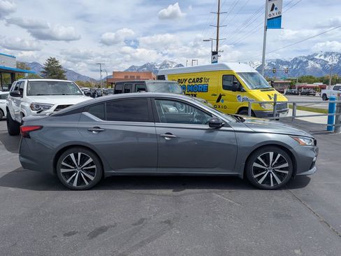Used 2020 Nissan Altima 2.5 SR w/ Premium Package FWD image 2