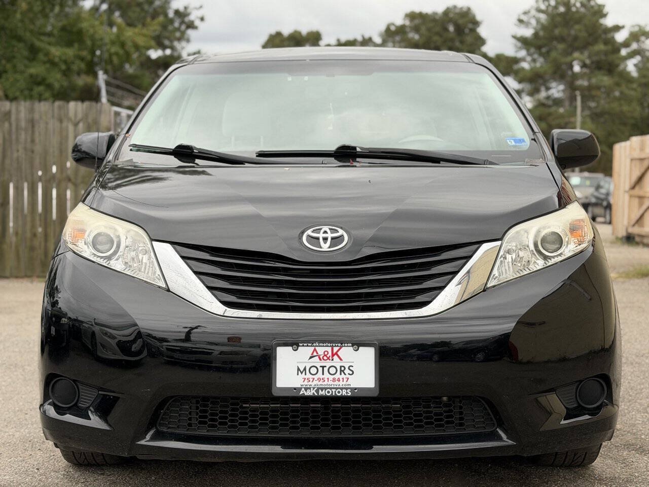 Used 2014 Toyota Sienna LE FWD image 3