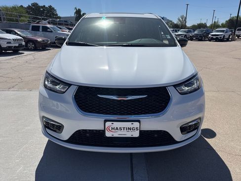 New 2026 Chrysler Pacifica Select AWD/4WD image 10