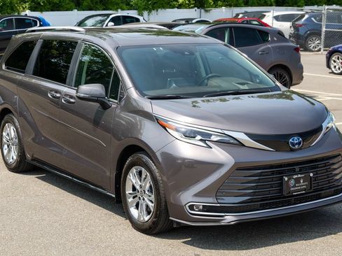 Used 2023 Toyota Sienna Platinum AWD/4WD image 9