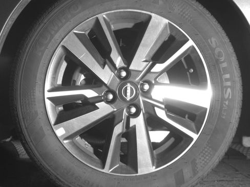 Used 2025 Nissan Versa SV image 12