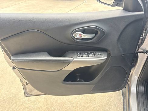 Used 2019 Jeep Cherokee Latitude Plus w/ Comfort/Convenience Group AWD/4WD image 16