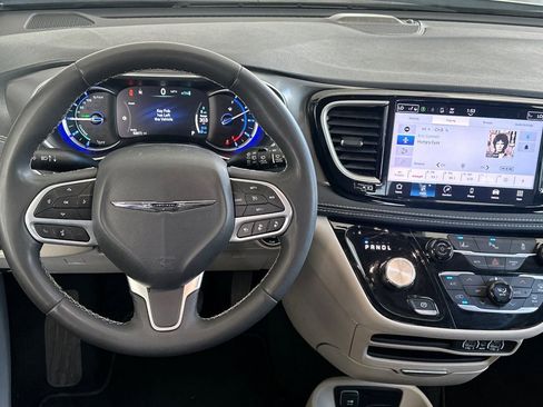 Used 2023 Chrysler Pacifica Touring-L FWD image 14