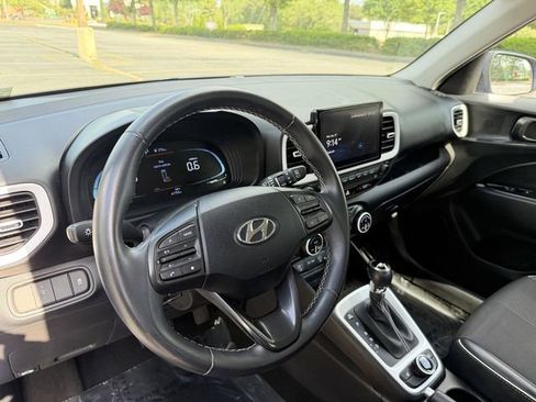 Used 2024 Hyundai Venue Limited FWD image 12
