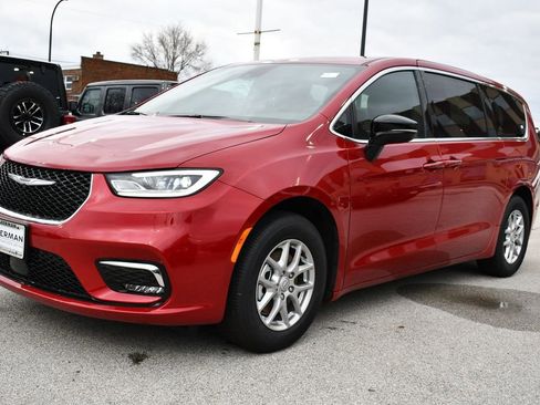 New 2026 Chrysler Pacifica Select image 3