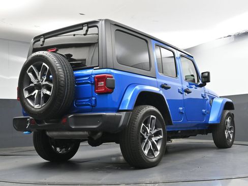 Used 2024 Jeep Wrangler Unlimited w/ Convenience Group AWD/4WD image 24