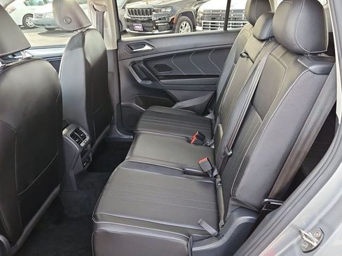 Used 2023 Volkswagen Tiguan SE w/ Panoramic Sunroof Package FWD image 18