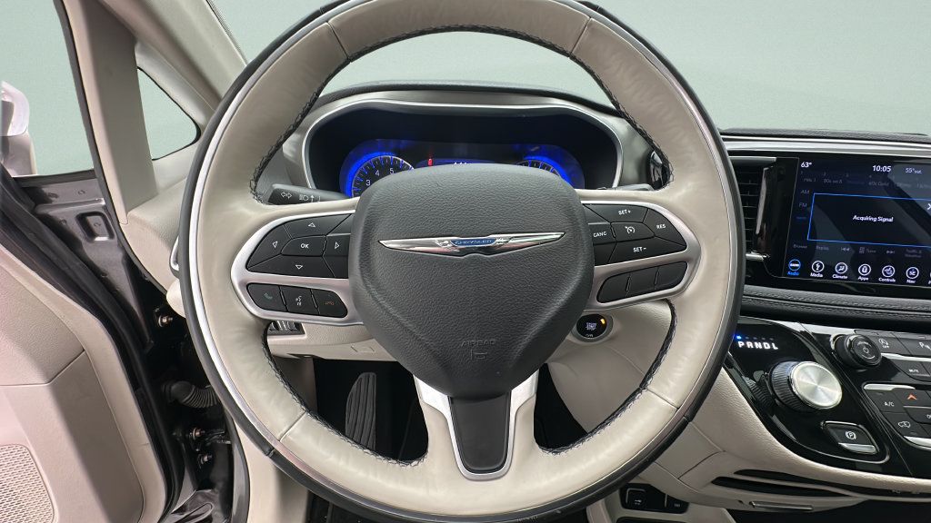 Used 2018 Chrysler Pacifica Limited w/ Tire & Wheel Group FWD image 15