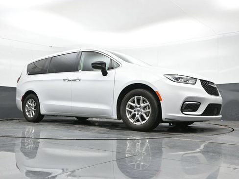 Used 2024 Chrysler Pacifica Touring-L FWD image 45
