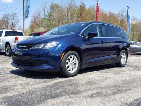 Used 2017 Chrysler Pacifica Touring FWD image 3