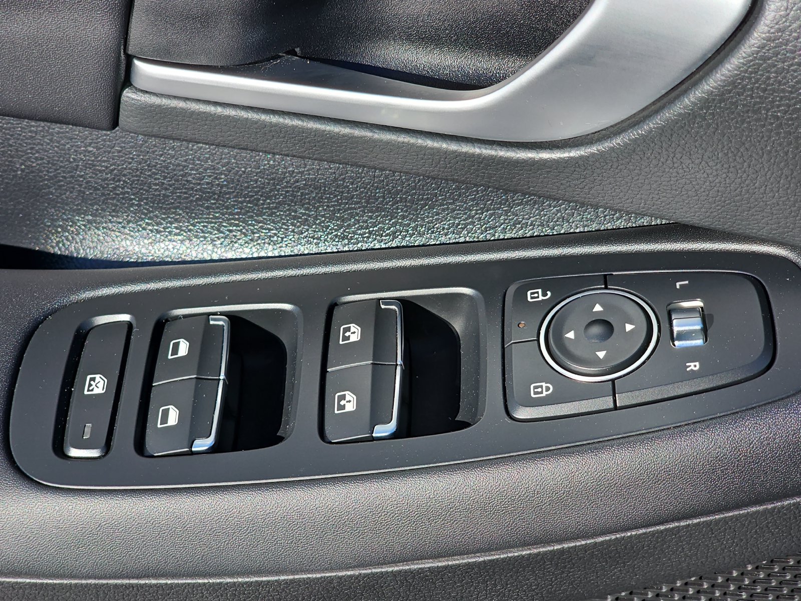 Used 2025 Hyundai Sonata SEL FWD image 29
