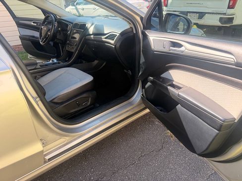 Used 2019 Ford Fusion SE w/ Equipment Group 151A FWD image 11