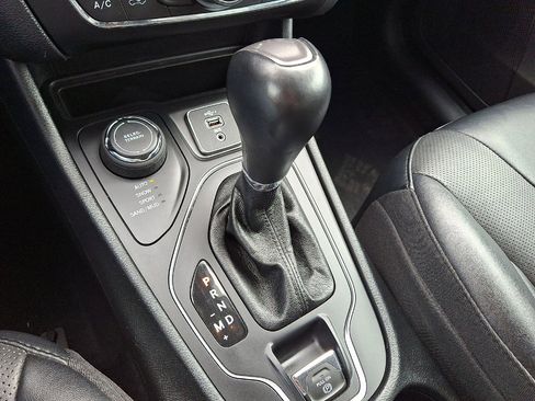 Certified 2022 Jeep Cherokee Latitude Lux w/ Mopar Interior Package image 12