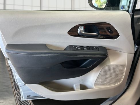 Used 2023 Chrysler Pacifica Limited FWD image 19
