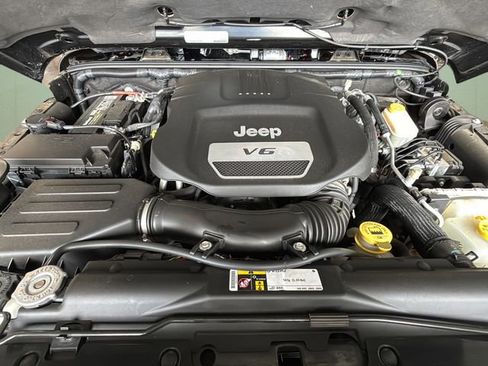 Used 2016 Jeep Wrangler Sahara w/ Connectivity Group AWD/4WD image 10