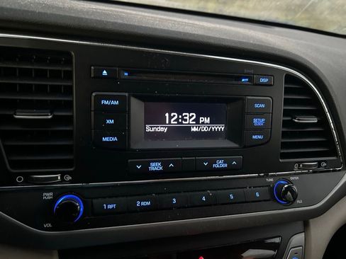 Used 2017 Hyundai Elantra SE image 23