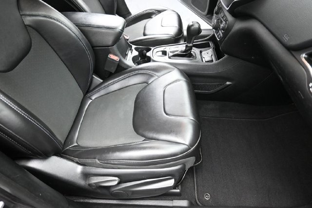 Used 2019 Jeep Cherokee Latitude Plus FWD image 32