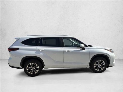 Used 2024 Toyota Highlander XLE FWD image 6