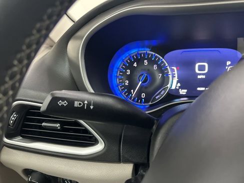 Used 2024 Chrysler Pacifica Touring-L image 36