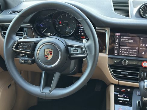Certified 2025 Porsche Macan AWD/4WD image 19
