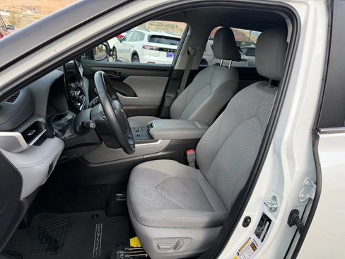 Used 2023 Toyota Highlander LE FWD image 3