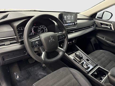 Used 2023 Mitsubishi Outlander SE FWD image 18