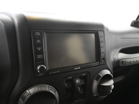 Used 2013 Jeep Wrangler Unlimited Sahara image 29