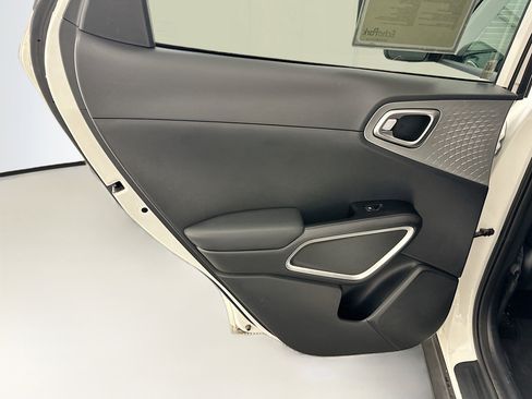 Used 2025 Kia Soul LX w/ LX Technology Package FWD image 26