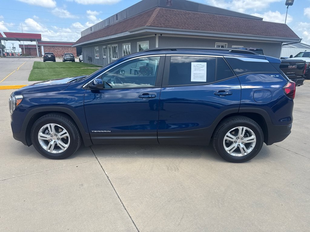 Used 2022 GMC Terrain SLE w/ Driver Convenience Package FWD image 3