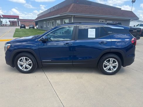 Used 2022 GMC Terrain SLE w/ Driver Convenience Package FWD image 3