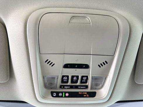 Used 2022 Buick Enclave Avenir w/ Avenir Technology Package image 27