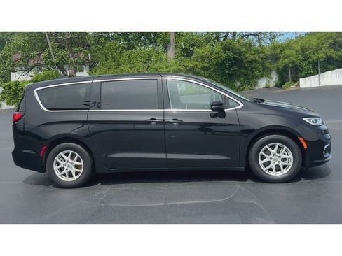 Used 2024 Chrysler Pacifica Touring-L FWD image 9
