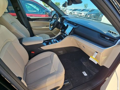 New 2026 Jeep Grand Cherokee L Limited w/ Luxury Tech Group II AWD/4WD image 9